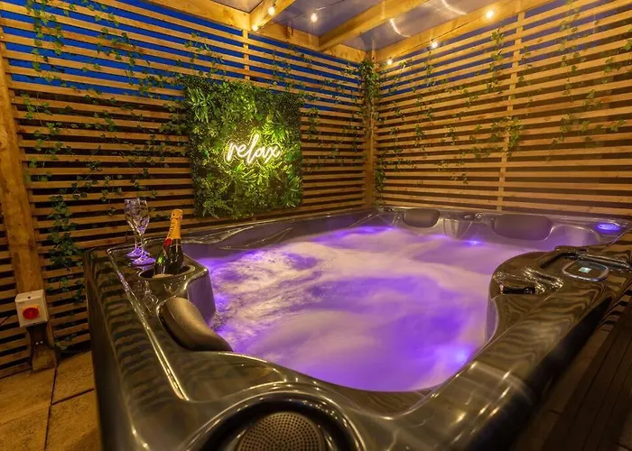 Cosy Hideaway Cottage In Sileby - Private Hot Tub