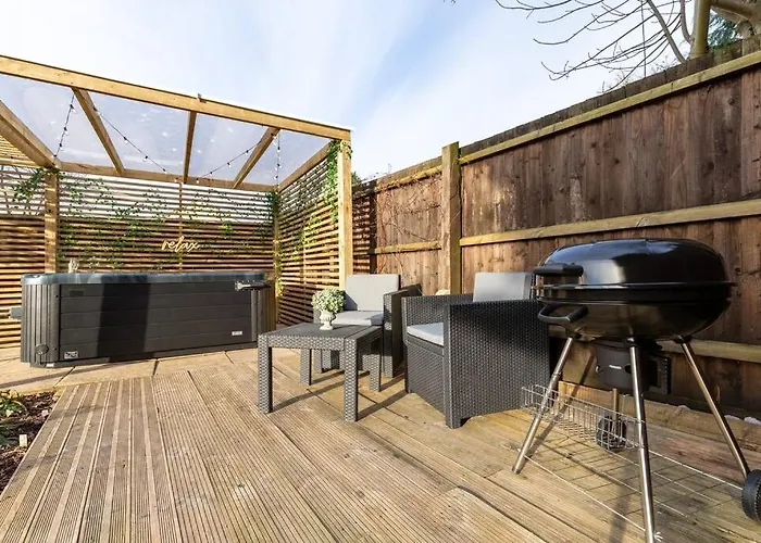 Cosy Hideaway Cottage In Sileby - Private Hot Tub