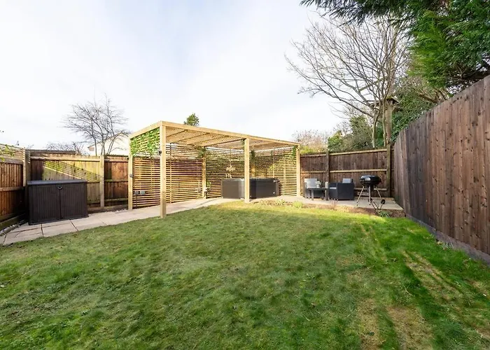 Cosy Hideaway Cottage In Sileby - Private Hot Tub