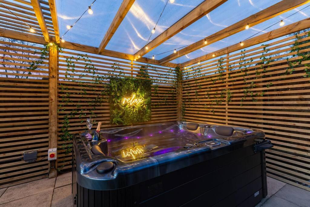 Cosy Hideaway In - Private Hot Tub Holiday home Sileby