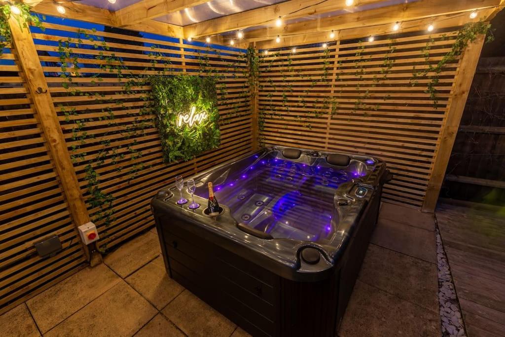Cosy Hideaway In - Private Hot Tub Holiday home