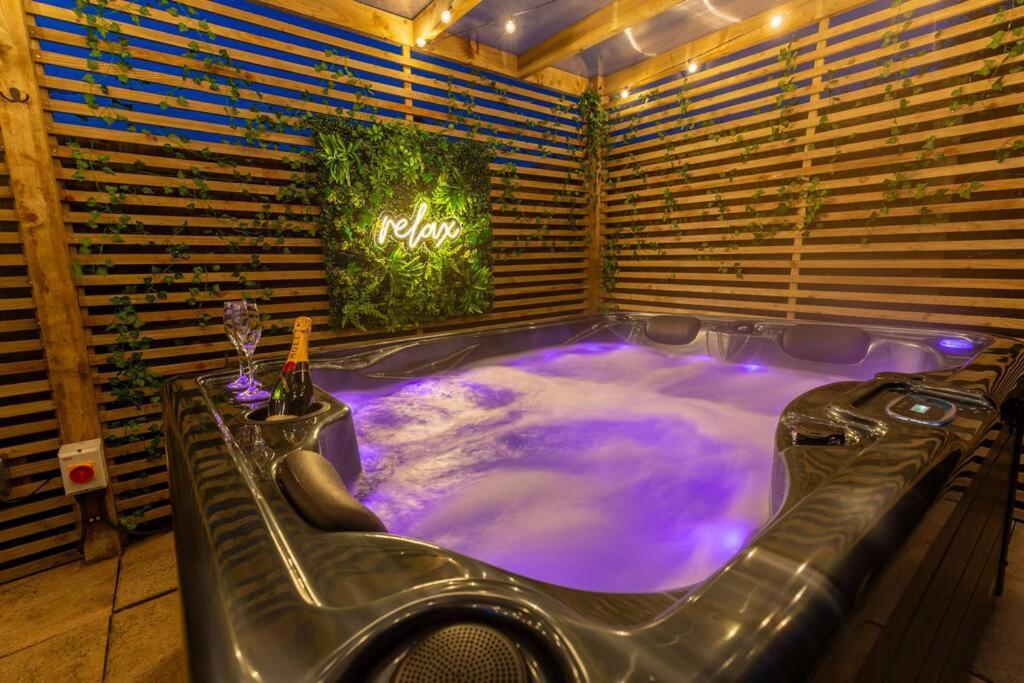 Cosy Hideaway In - Private Hot Tub