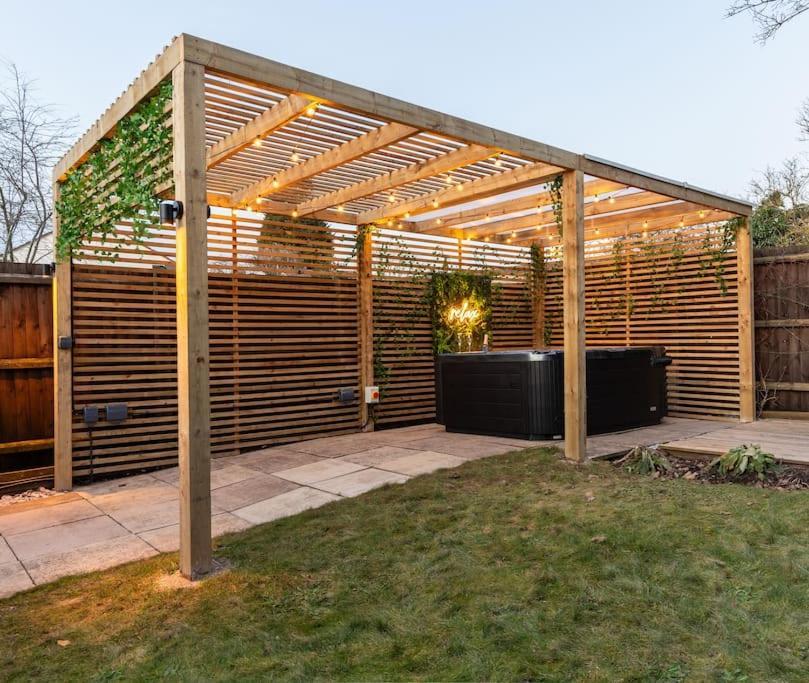 Cosy Hideaway In - Private Hot Tub Holiday home *