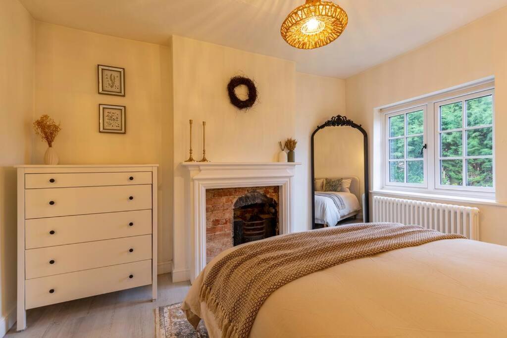 Cosy Hideaway In - Private Hot Tub Holiday home *